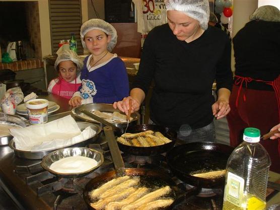 Niños celíacos junto a sus madres y técnicos del INTI