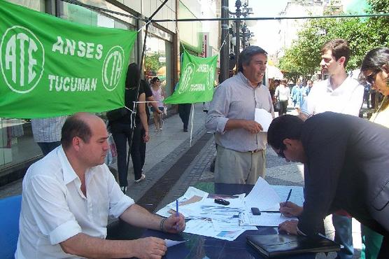 ATE recauda firmas en Peatonal Muñecas