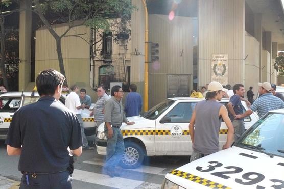 El paro de taxistas bloqueó el microcentro