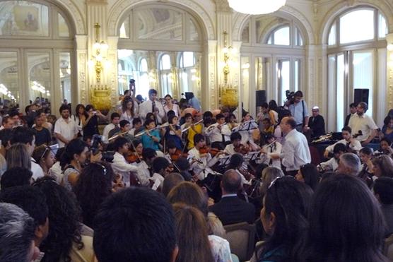 Coro de grandes y chicos en el Salón Blanco de Casa de Gobierno