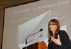 Mónica Katz, disertando sobre nutrición