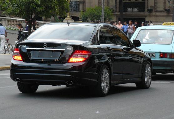 que circulan entre autos lujosos