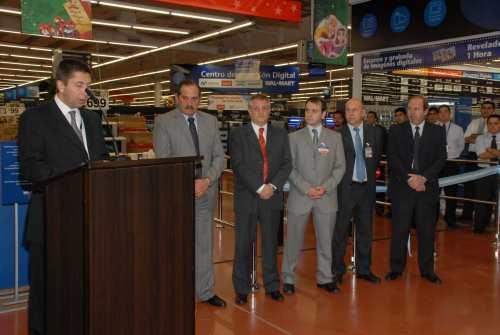 Alperovich en la inauguración de Wall Mart    