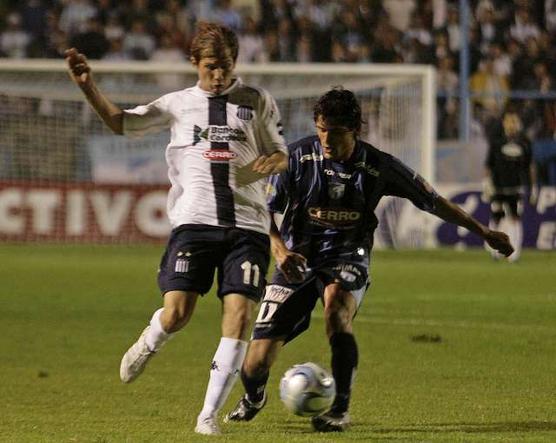 Ante una multitud el Decano brilló en el Monumental