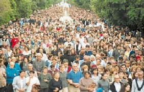 La multitud soportó el intenso calor    