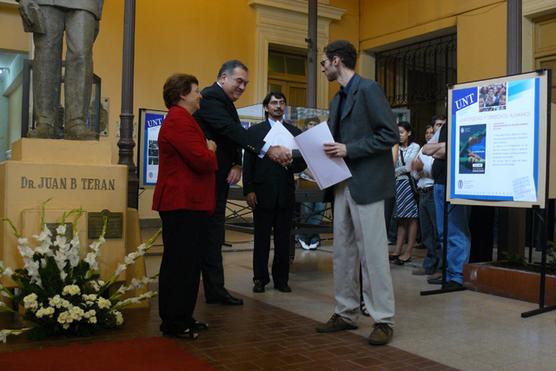 Cerisola saluda a uno de los expositores