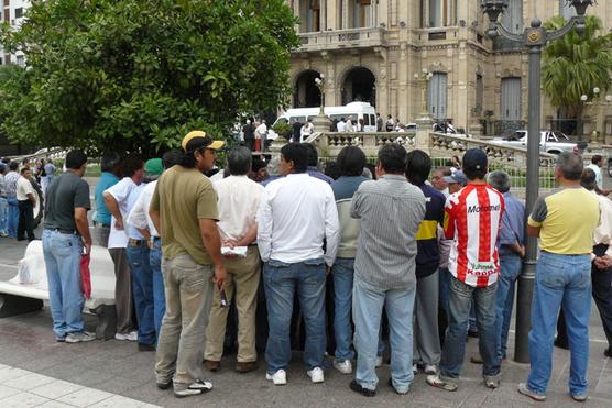 Ex trabajadores del Ingenio Cuz Alata frente a Casa de Gobie