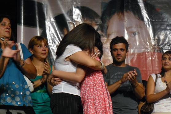 Emotivo abrazo de Susana Trimarco con su nieta