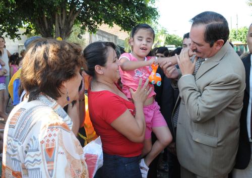 Alperovich saluda a una niña en calle Lavaisé