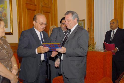 Luis Gómez recibe placa reconocimiento