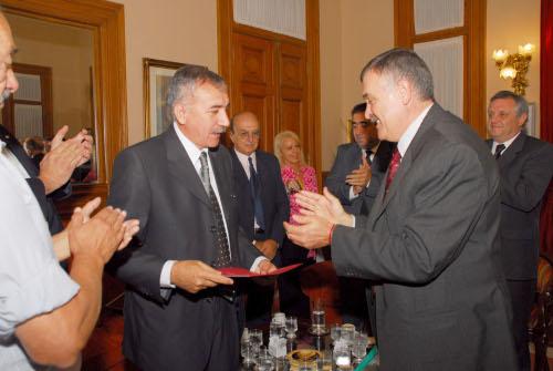 Héctor Pérez en nombre del INTA recibe placa