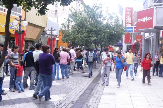 La peatonal llena de personas