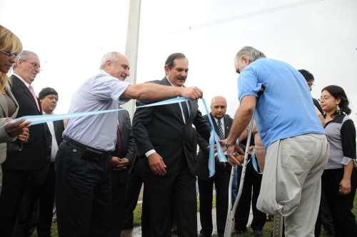 Alperovich y Durán entregan la primera casa     