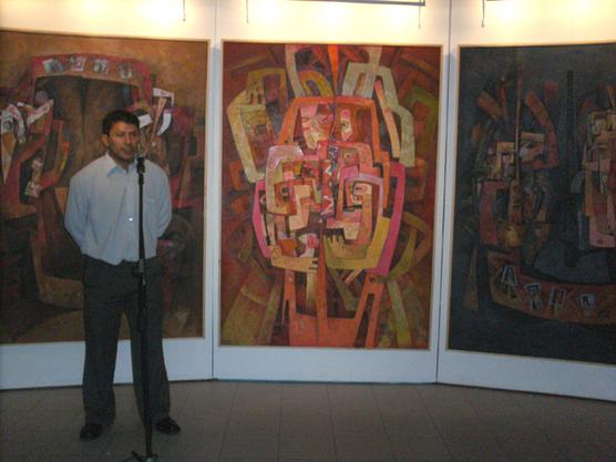 Marcos Yurquina junto a sus obras