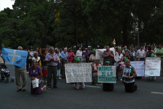 Frente a la catedral detubieron la marcha para rezar por sus hijos