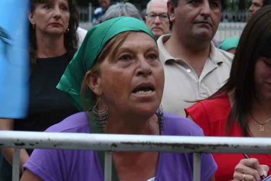 Mujer descargando su bronca hacia casa de gobierno