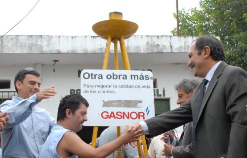 Alperovich inaugura red de gas