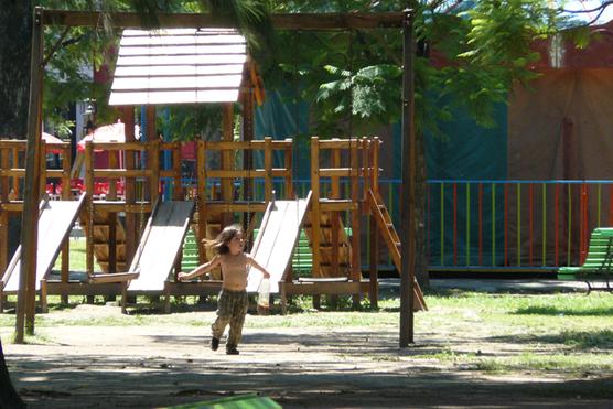 Niño Jugando en Plaza Urquiza