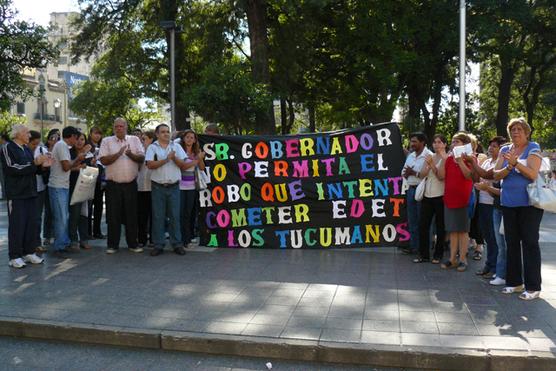 Usuarios frente a Casa de Gobierno