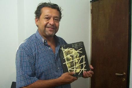 Oscar Zamora con el libro en q se basa su obra