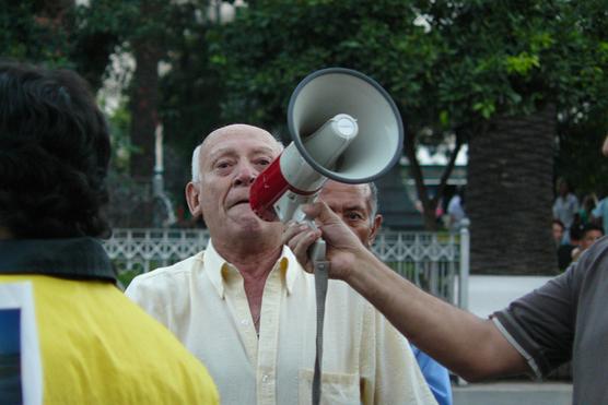 Jubilado apoyando a las madres