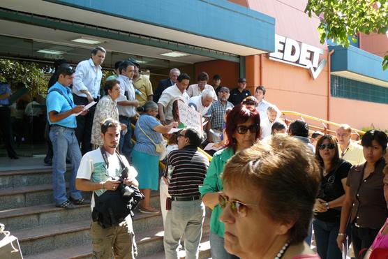 Protesta en la puerta de EDET