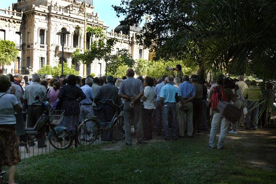 Los jubilados oyen las explicaciones de su delegado, Ernesto Cosiansi.