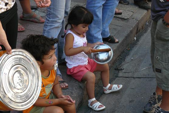 Niña apoyando la protesta