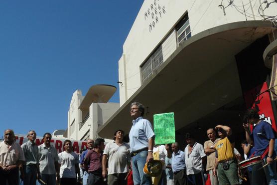 Cantando el Himno Nacional