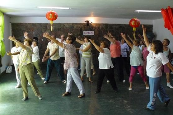 Jubilados realizan movimientos de relajación.