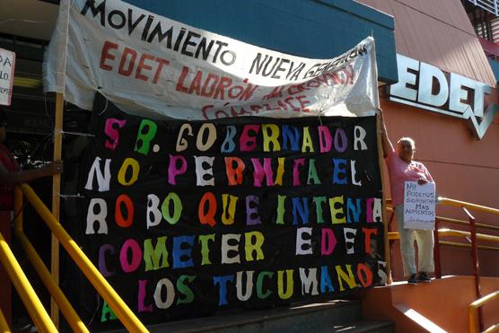 El jueves pasado, los autoconvocados se manifestaron frente a la sede central de EDET.