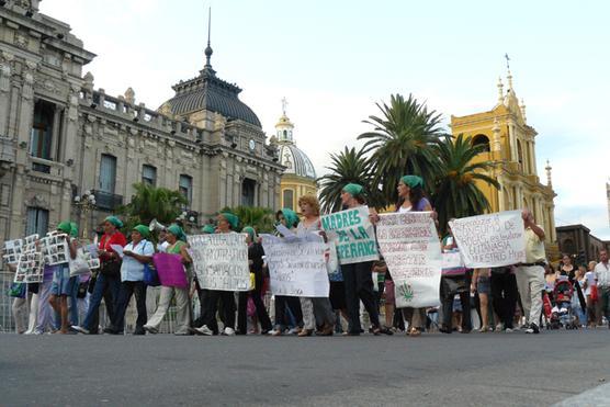 Las Madres marchando frente a Casa de Gobierno.