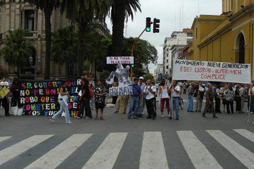 Manifestantes cortaron el tránsito en la esquina de 25 de Mayo y San Martín