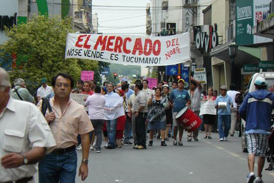 Así llegaban los puesteros del Mercado a Casa de Gobierno