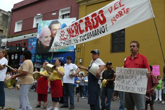 Con el ruido de las latas los puesteros protestaron en puerta de Casa de Gobierno por calle San Martín