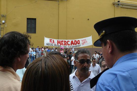 Policía informando que no serán recibidos por ningun funcionario