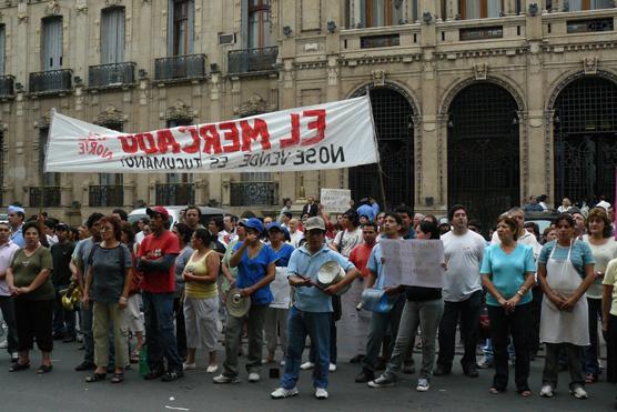 De espaldas a Casa de Gobierno cantaron el Himno Nacional