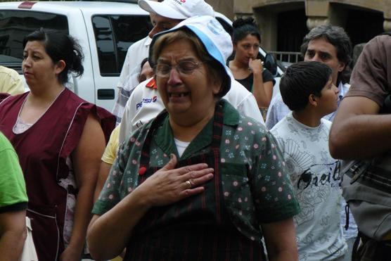 Mujer llorando de impotencia por el rechazo del Poder Ejecutivo