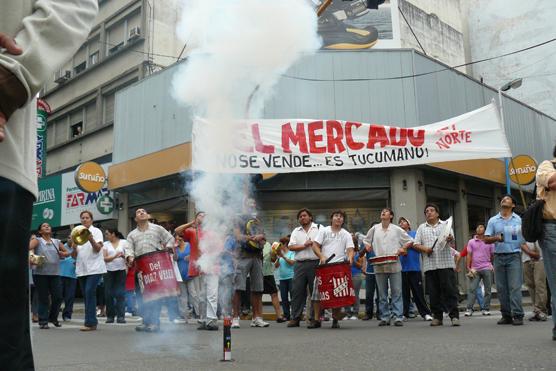 Puesteros cortaron el tránsito en la esquina de 24 de Septiembre y Maipu