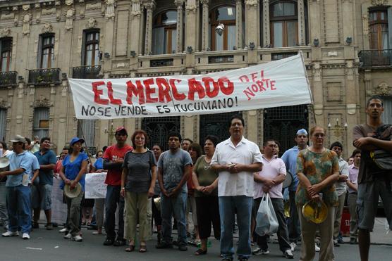 Puesteros y trabajadores del Mercado del Norte, frente a Casa de Gobierno.