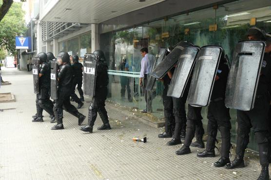 La policía avanza hacia los puesteros pero no hubo incidentes