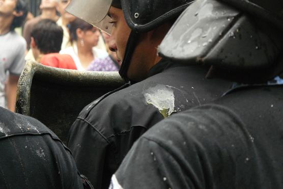 La policía también recibió huevasos