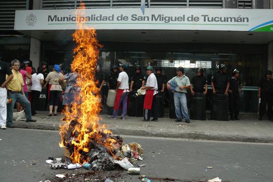 Puesteros prendieron fuego sobre la calle de la Municipalidad