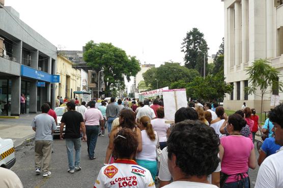 Al no ser recibidos puesteros volvieron marchando hacia el Mercado