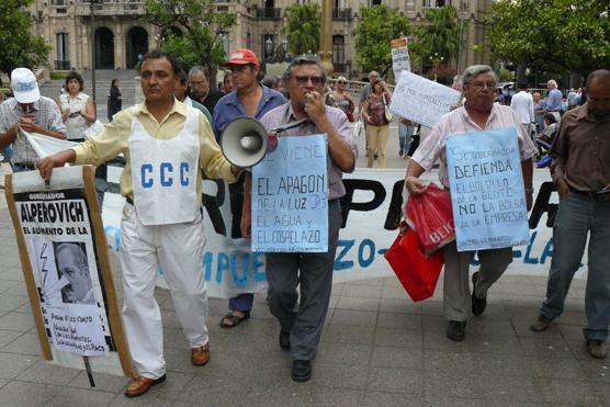 Los autoconvocados finalizan las 36 horas de marcha contra el "tarifazo".