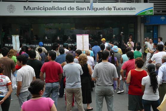 Puesteros y empleados aguardan respuestas frente a la Municipalidad.