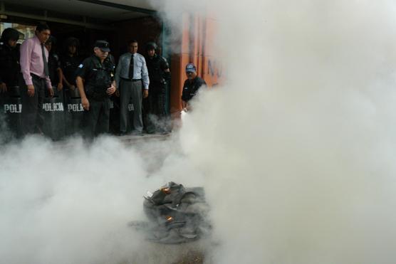 Policía apagando gomas incendiadas por manifestantes