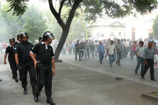 Custodia policial sigue a la marcha hacia la Defensoria del pueblo