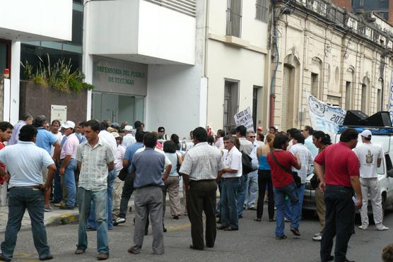 Protesta frente a la Defensoría del pueblo