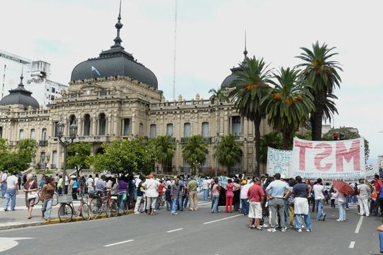 Fin y desconcentración de la primera marcha en Casa de Gobierno